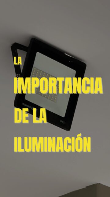 💡🏢 En un edificio inteligente, la automatización básica también es clave.

Muchas veces se piensa que la inteligencia de un edificio está solo en cámaras o controles de acceso…
pero la iluminación automatizada también cumple un papel fundamental en la seguridad.

Por ejemplo, en este edificio instalamos reflectores en toda la fachada que cumplen dos funciones muy importantes:

🌙 Detección de movimiento en la noche
Cuando el sistema detecta presencia, todos los reflectores se encienden al mismo tiempo, iluminando completamente la zona y disuadiendo cualquier intento de intrusión.

🚨 Señalización en caso de evacuación
Si ocurre una emergencia, los reflectores empiezan a encender y apagar, funcionando como una señal visual de evacuación para los residentes.

💡 Además, estos reflectores tienen alta potencia lumínica (muchos lúmenes), lo que permite que incluso zonas cercanas al edificio —como la bahía exterior— queden completamente iluminadas.

Esto significa:
✔ más visibilidad
✔ más seguridad
✔ mejor reacción ante emergencias

🔐 En Domosis entendemos que un edificio inteligente no es solo tecnología avanzada…
también es diseñar correctamente los detalles que hacen la diferencia.

❤️ Dale LIKE si te interesa la tecnología aplicada a edificios inteligentes.
👥 Síguenos para aprender cómo funciona realmente la automatización en edificios.
💬 Escríbenos si quieres mejorar la seguridad y eficiencia de tu edificio.

#Domosis
#EdificiosInteligentes
#Automatización
#IluminaciónInteligente
#SeguridadElectrónica
#SmartBuilding
#ControlDeAcceso
#CCTV
#Tecnología
#Bogotá
#Domótica
#SeguridadResidencial
#TecnologíaQueProtege