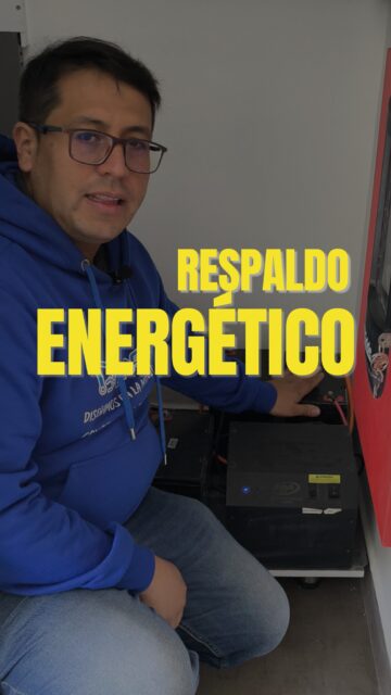 ¿QUÉ PASA SI SE VA LA LUZ EN TU EDIFICIO?
Respaldo energético: así protegemos tu edificio cuando se va la luz | Domosis

🚨 Se fue la luz. ¿Tu edificio sigue protegido?
La mayoría de edificios en Bogotá quedan completamente vulnerables ante un corte de energía. Las cámaras se apagan, las puertas dejan de funcionar y el control de acceso desaparece.
En un edificio automatizado por Domosis, eso no pasa.

⚡ Así funciona nuestro sistema de respaldo energético:
🔋 Inversor 1 — Puertas y motores vehiculares
Dos baterías de 30 amperios mantienen funcionando los motores de las puertas vehiculares sin interrupciones.
🔋 Inversor 2 — Sistema principal
Controladoras, alarma, DVR, cámaras y red de internet siguen operando con total normalidad.

📐 ¿Y si necesitamos más tiempo de respaldo?
El sistema es flexible. Las baterías pueden ser de:
⚡ 30 amperios — respaldo estándar
⚡ 50 amperios — respaldo ampliado
⚡ 60 amperios — respaldo de alta duración
A mayor amperaje, más horas de protección continua.
Lo adaptamos según las necesidades reales de tu edificio.

Un corte de luz no debería ser un problema de seguridad.
Con el respaldo energético correcto, no lo es.
📲 Escríbenos y diseñamos el respaldo ideal para tu edificio.
Domosis — Más de 10 años automatizando edificios en Bogotá.