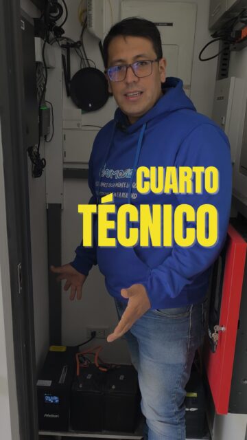 El cuarto técnico: el corazón de todo edificio inteligente | Domosis

🚨 Un edificio inteligente es tan seguro como el lugar donde viven sus equipos.
Y ese lugar tiene nombre: el cuarto técnico.
Aquí es donde todo se conecta, se organiza y se protege. Sin un cuarto técnico bien diseñado, no hay edificio inteligente que funcione correctamente.
¿Qué hay adentro y por qué importa?

🖥️ Equipos organizados por sistema
✅ Control de acceso
✅ Panel de alarma
✅ Panel de detección de incendios
✅ DVR y cámaras
✅ Red e internet
Todo centralizado. Todo bajo control.

⚡ Respaldo energético — porque los cortes de luz no avisan
Dos inversores independientes garantizan que tu edificio nunca se quede sin protección:
🔋 Inversor 1 — Respalda puertas vehiculares y motores
🔋 Inversor 2 — Respalda controladoras, alarma, DVR, cámaras y red
Cada uno con baterías desde 30 hasta 60 amperios, según las necesidades del edificio.
Más amperaje = más horas de respaldo.

🔒 El cuarto técnico también se protege a sí mismo
No basta con tener los equipos adentro. El cuarto debe ser seguro:
🚪 Puerta robusta que resiste forzamientos
🔔 Sensor magnético que alerta si alguien intenta abrirlo
📡 Monitoreo permanente — la empresa de monitoreo recibe una alerta inmediata ante cualquier evento

Nadie debería tener acceso a este cuarto sin autorización. Y con Domosis, nadie lo tendrá.
¿Tu edificio ya tiene un cuarto técnico bien diseñado?
📲 Escríbenos y revisamos tu caso.
Domosis — Más de 10 años automatizando edificios en Bogotá.