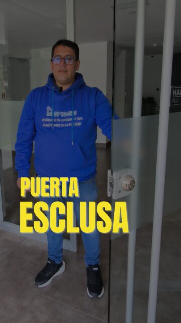 SIN CERRAR UNA, LA OTRA NO ABRE

🚨 Una puerta abierta en el momento equivocado es todo lo que necesita alguien para colarse a tu edificio.
Es uno de los puntos de mayor vulnerabilidad en edificios pequeños de Bogotá. Y la mayoría no lo tiene resuelto.
En Domosis lo resolvemos con una esclusa de seguridad inteligente.

🔒 Así funciona:
👁️ Te identificas con reconocimiento facial en el dispositivo
⛔ Si la puerta interior está abierta, el sistema bloquea completamente la apertura de la puerta principal
✅ Solo cuando la puerta interior cierra por completo, el acceso se habilita
🚶 Ingresas de forma segura y controlada

¿Por qué esto importa?
❌ No hay forma de tener ambas puertas abiertas al mismo tiempo
❌ No depende de un guarda que esté atento
❌ No hay margen de error humano
La tecnología cierra el hueco de seguridad que ninguna persona puede cubrir las 24 horas.

¿Tu edificio todavía depende de una sola puerta y un citófono?
📲 Escríbenos y diseñamos la esclusa ideal para tu edificio.
Domosis — Más de 10 años automatizando edificios en Bogotá.