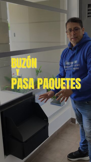 Pasapaquetes inteligente: así reciben domicilios los residentes de un edificio automatizado | Domosis

🚨 ¿Cuántas veces has perdido un paquete porque no había nadie para recibirlo?
En edificios sin tecnología, recibir un domicilio significa bajar, abrir, esperar o simplemente perderlo. Un problema cotidiano que tiene solución.
En un edificio automatizado por Domosis lo resolvemos con el pasapaquetes inteligente:

📦 Así funciona:
👁️ Te identificas con reconocimiento facial en el dispositivo
🔓 Abres la bandeja del pasapaquetes desde el interior
📬 El domiciliario deposita el paquete desde afuera
✅ Recoges tu paquete sin salir del edificio
Sin salir del lobby. Sin abrir la puerta principal. Sin riesgos.

📮 ¿Y los documentos y recibos?
El módulo de buzón integrado permite recibir recibos de servicios públicos, correspondencia y publicidad directamente en la ranura exterior — y acceder a ellos desde adentro cuando quieras.

¿El resultado?
✅ Cero salidas innecesarias al exterior
✅ Cero paquetes perdidos por ausencia
✅ Cero riesgos de seguridad al recibir domicilios
✅ Todo integrado en el mismo sistema de acceso del edificio

Pequeños detalles que marcan una gran diferencia en la calidad de vida de tus residentes.
📲 Escríbenos y descubre todo lo que puede hacer un edificio automatizado.
Domosis — Más de 10 años automatizando edificios en Bogotá.