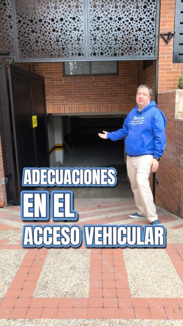 CADA EDIFICIO TIENE UN PROBLEMA DIFERENTE

🚨 No todos los problemas de seguridad de un edificio se resuelven con una cámara o un citófono.
A veces el problema es más concreto: personas en situación de calle durmiendo en el acceso vehicular, vidrios expuestos, zonas sin cerramiento y entradas que generan inseguridad todas las noches.
Exactamente eso encontramos en uno de nuestros proyectos en Bogotá. Y así lo resolvimos:

🔧 El diagnóstico:
❌ La puerta vehicular estaba ubicada en una zona retirada de la fachada
❌ Los vidrios superiores del edificio quedaban expuestos y accesibles
❌ Personas ajenas al edificio usaban esa zona para dormir en las noches
❌ El acceso vehicular se había convertido en un foco de inseguridad

✅ La solución Domosis:
🚪 Nueva puerta vehicular más robusta y segura
📍 Reubicación hacia adelante — eliminando el espacio que se usaba como refugio nocturno
🔲 Cerramiento con lámina microperforada en la parte superior — cubriendo los vidrios expuestos sin afectar la estética del edificio

El resultado:
✅ Cero acceso a zonas vulnerables del edificio
✅ Eliminación del foco de inseguridad nocturno
✅ Fachada más segura y presentable
✅ Residentes más tranquilos desde el primer día

La tecnología es fundamental. Pero a veces la seguridad empieza por entender el problema real de cada edificio.
En Domosis no vendemos soluciones genéricas. Diseñamos la solución que tu edificio necesita.
📲 Escríbenos y hagamos un diagnóstico gratuito de tu edificio.
Domosis — Más de 10 años automatizando edificios en Bogotá.