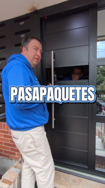 RECIBE TU DOMICILIO SIN ABRIR LA PUERTA
🚨 Cada vez que un residente abre la puerta principal para recibir un domicilio, pone en riesgo la seguridad de todo el edificio.
Un segundo de distracción, una puerta mal cerrada, una persona desconocida demasiado cerca. En Bogotá, así ocurren muchos de los incidentes de seguridad en edificios residenciales.
En un edificio automatizado por Domosis esto no tiene que pasar:

📦 Así funciona el pasapaquetes inteligente:
📞 Llega el domiciliario y se comunica con el residente
🏠 El residente baja por su pedido — sin abrir la puerta principal
🔓 Abre únicamente la bandeja del pasapaquetes
📬 Recibe su domicilio de forma segura
✅ La puerta principal nunca se abrió
Así de simple. Así de seguro.

¿Por qué esto importa?
❌ Cero extraños entrando al edificio
❌ Cero puertas principales abiertas innecesariamente
❌ Cero riesgos al recibir pedidos en horas de la noche
✅ El residente recibe su domicilio
✅ El edificio permanece seguro
✅ Todos quedan tranquilos

Porque la seguridad no debe pausarse cada vez que llega un pedido.
En un edificio inteligente, la puerta principal solo la abre quien debe abrirla.
📲 Escríbenos y conoce todo lo que puede hacer un edificio automatizado por Domosis.
Domosis — Más de 10 años automatizando edificios en Bogotá.