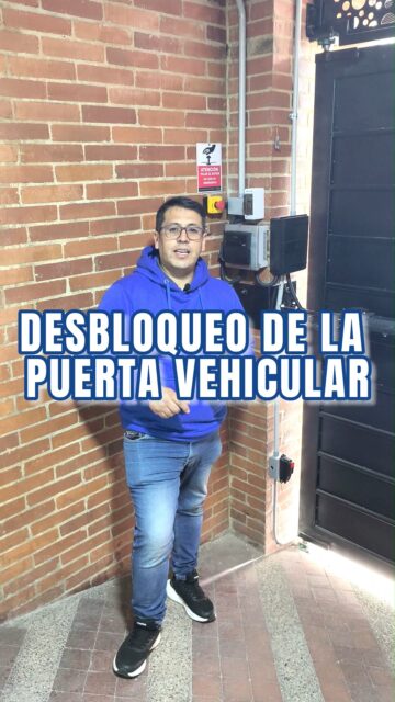 ¿QUÉ HACER SI SE VA LA LUZ Y NECESITAS ABRIR LA PUERTA?

🚨 Se fue la luz. La puerta vehicular no responde. Y hay residentes que necesitan entrar o salir.
Es una situación que puede ocurrir en cualquier momento. Y en la mayoría de edificios nadie sabe qué hacer.
En un edificio automatizado por Domosis, el administrador tiene el control incluso cuando no hay energía:

🔑 Cómo pasar a modo manual:
1️⃣ Baja el breaker de energía
2️⃣ El electroimán se apaga completamente
3️⃣ Inserta la llave en posición hacia arriba
4️⃣ Gírala hacia abajo — la puerta queda liberada
5️⃣ Realiza la apertura manual

🔄 Cómo restablecer el modo automático:
1️⃣ Lleva la puerta hasta la mitad de su recorrido
2️⃣ Sube la llave nuevamente
3️⃣ Jálala suavemente hasta sentir el engranaje
4️⃣ Sube el breaker
5️⃣ Aléjate de las fotoceldas
6️⃣ Presiona una vez el botón de apertura
7️⃣ Espera a que la puerta complete su recorrido
⚠️ Importante: No cruzar las fotoceldas mientras la puerta está en recorrido de restablecimiento — interrumpiría el proceso.

¿Dónde queda la llave?
🗝️ Siempre alojada en recepción, disponible para el administrador o conserje cuando se necesite.

La autonomía del administrador es parte del diseño.
En Domosis entregamos tecnología que el edificio puede operar sin depender de nadie.
📲 ¿Tienes preguntas sobre tu sistema vehicular? Escríbenos.
Domosis — Más de 10 años automatizando edificios en Bogotá.