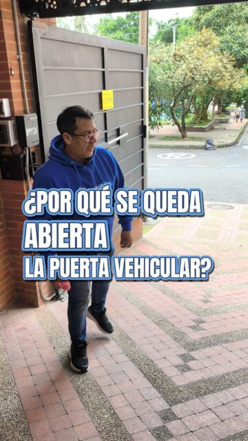 ¿POR QUÉ SE QUEDA ABIERTA LA PUERTA VEHICULAR?"

🚪 "Fotocelda desalineada: cómo identificar y solucionar la falla más común en puertas vehiculares | Domosis"

 La puerta vehicular no cierra. Los residentes esperan. Y nadie sabe qué está pasando.
Esta es una de las fallas más frecuentes en puertas vehiculares automatizadas. Y la buena noticia es que en la mayoría de casos tiene una solución simple que el mismo administrador puede resolver.

🔦 ¿Cuál es la causa más común?
Las fotoceldas perdieron su alineación. Así lo identificas:
👁️ La luz que emite la fotocelda no llega al espejo o se refleja hacia otro lado
🔵 La fotocelda muestra una lucecita azul — señal de que está desalineada
🌧️ Si hubo lluvia fuerte, el agua acumulada en el espejo puede refractar la luz en dirección incorrecta

✅ Cómo solucionarlo:
1️⃣ Verifica que la luz de la fotocelda llegue directamente al espejo reflector
2️⃣ Si ves la lucecita azul en la fotocelda, confirma que está desalineada
3️⃣ Limpia el espejo y la parte emisora de luz de la fotocelda
4️⃣ Verifica que la luz quede correctamente reflejada en el espejo
5️⃣ Prueba cerrando con el control remoto
✅ La puerta debería cerrar con normalidad.

¿Por qué esto importa?
✅ El administrador puede resolver la falla sin llamar a un técnico
✅ Menos tiempo con la puerta abierta = menos riesgo de seguridad
✅ Solución rápida, sin costos adicionales
✅ Mantenimiento preventivo con solo limpiar el espejo periódicamente

En Domosis no solo instalamos el sistema. Te enseñamos a operarlo y a resolver las situaciones más comunes sin depender de nadie.
📲 ¿Tienes una falla en tu puerta vehicular? Escríbenos.
Domosis — Más de 10 años automatizando edificios en Bogotá.
